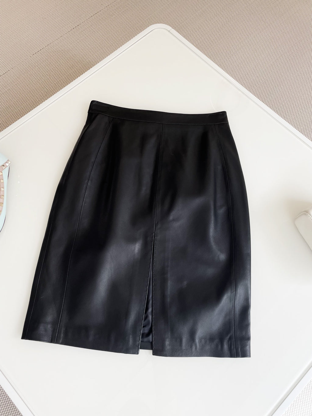 Sheepskin slit hip-hunting bustier skirt